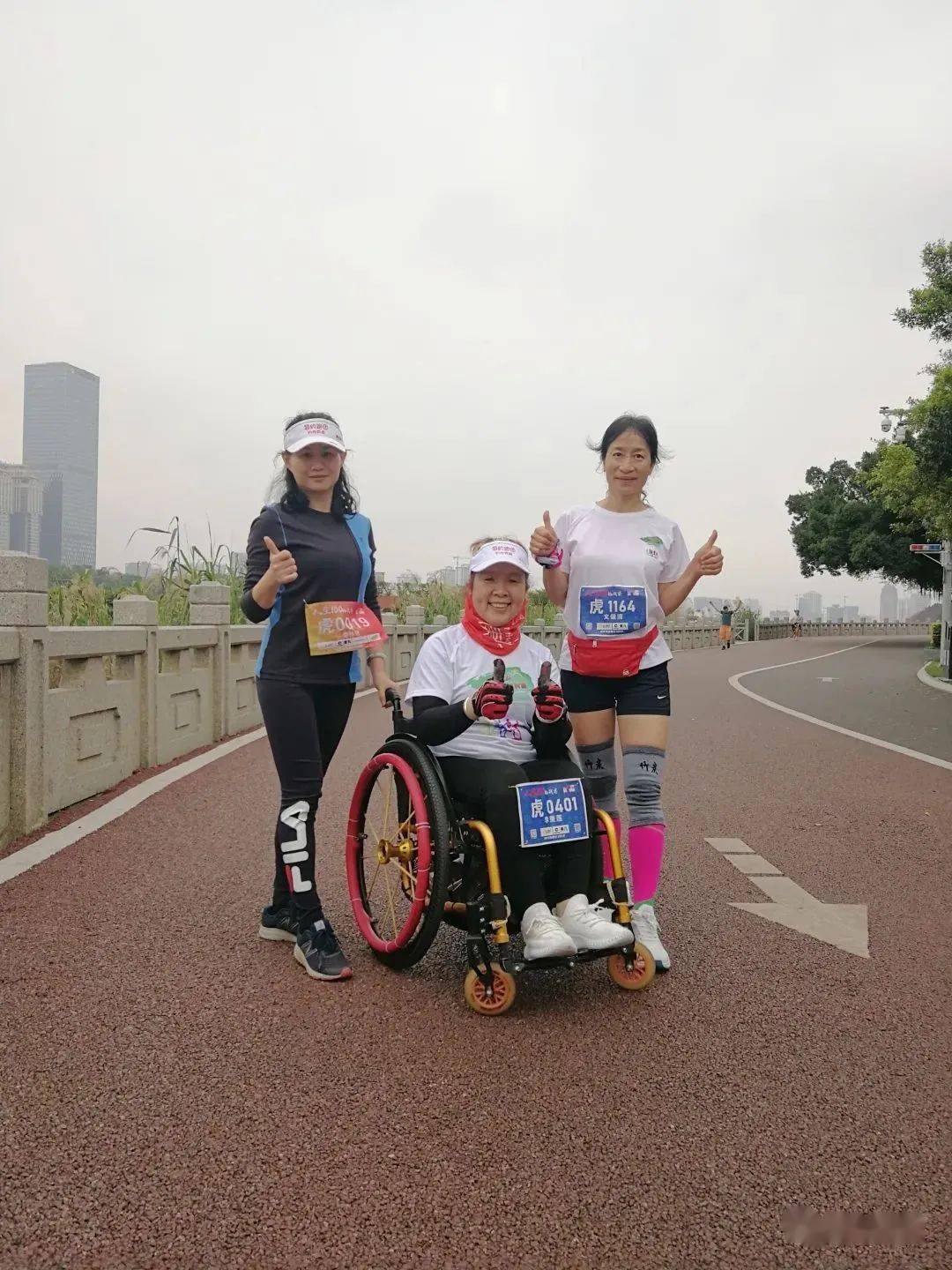 双臂跑出的42195确诊小儿麻痹症60年后她完赛全马