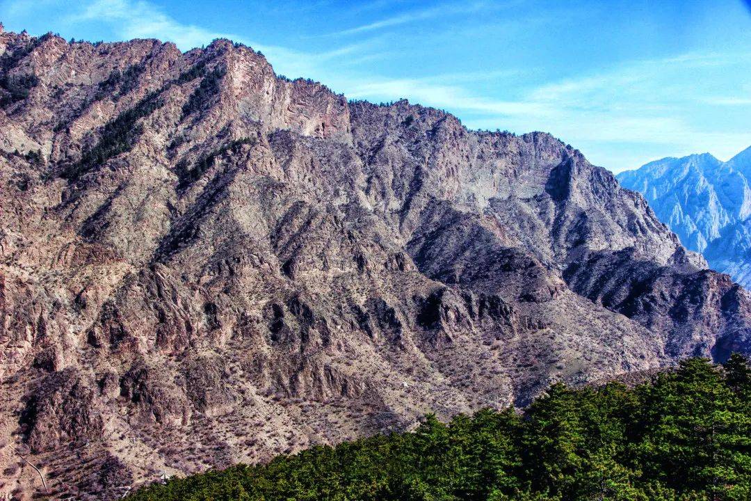 贺兰山景色神秘的西夏王陵来到宁夏去过贺兰山景区,最让我动心的当是