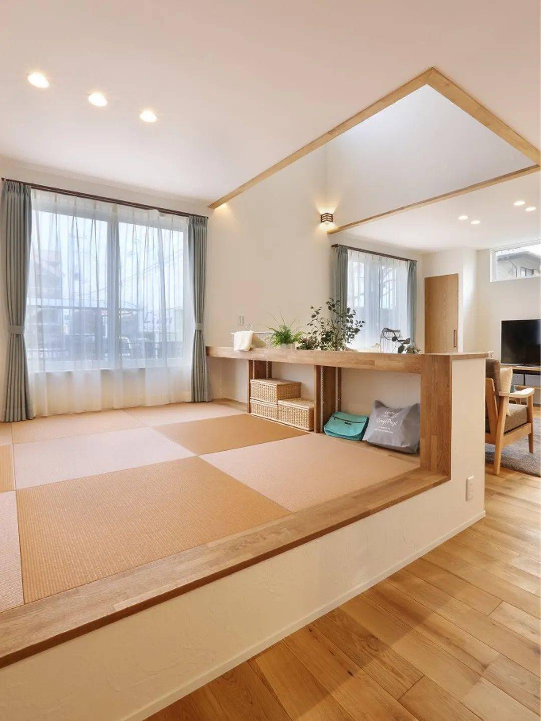 还有些日本家庭,会在客厅沙发的背后做一片榻榻米,做多功能的休息区