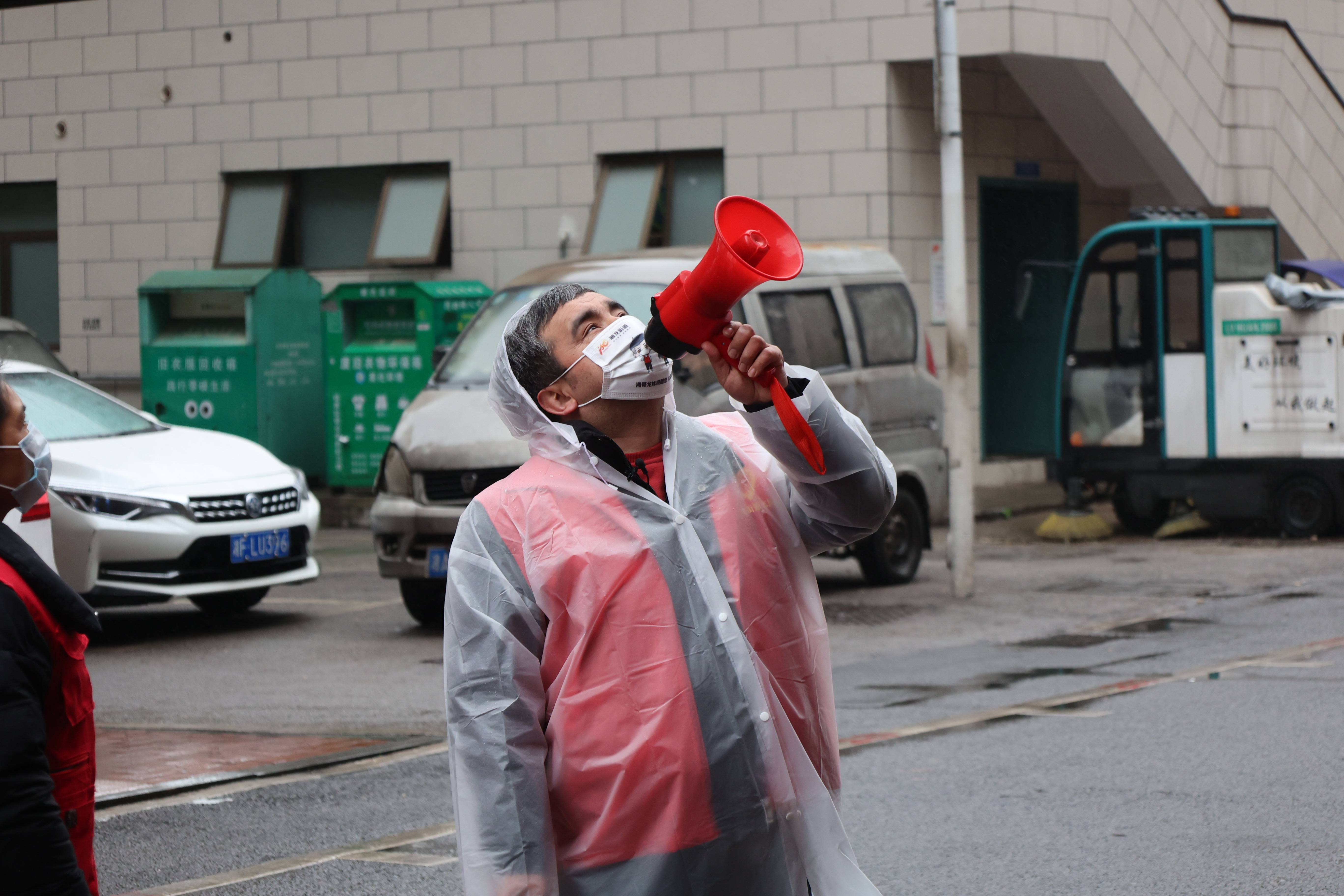 新疆夫妻在长沙穿起红马甲当上抗疫志愿者