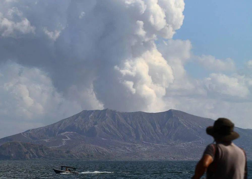 塔尔火山维持3级警戒大雅台市政府暂未影响旅游业