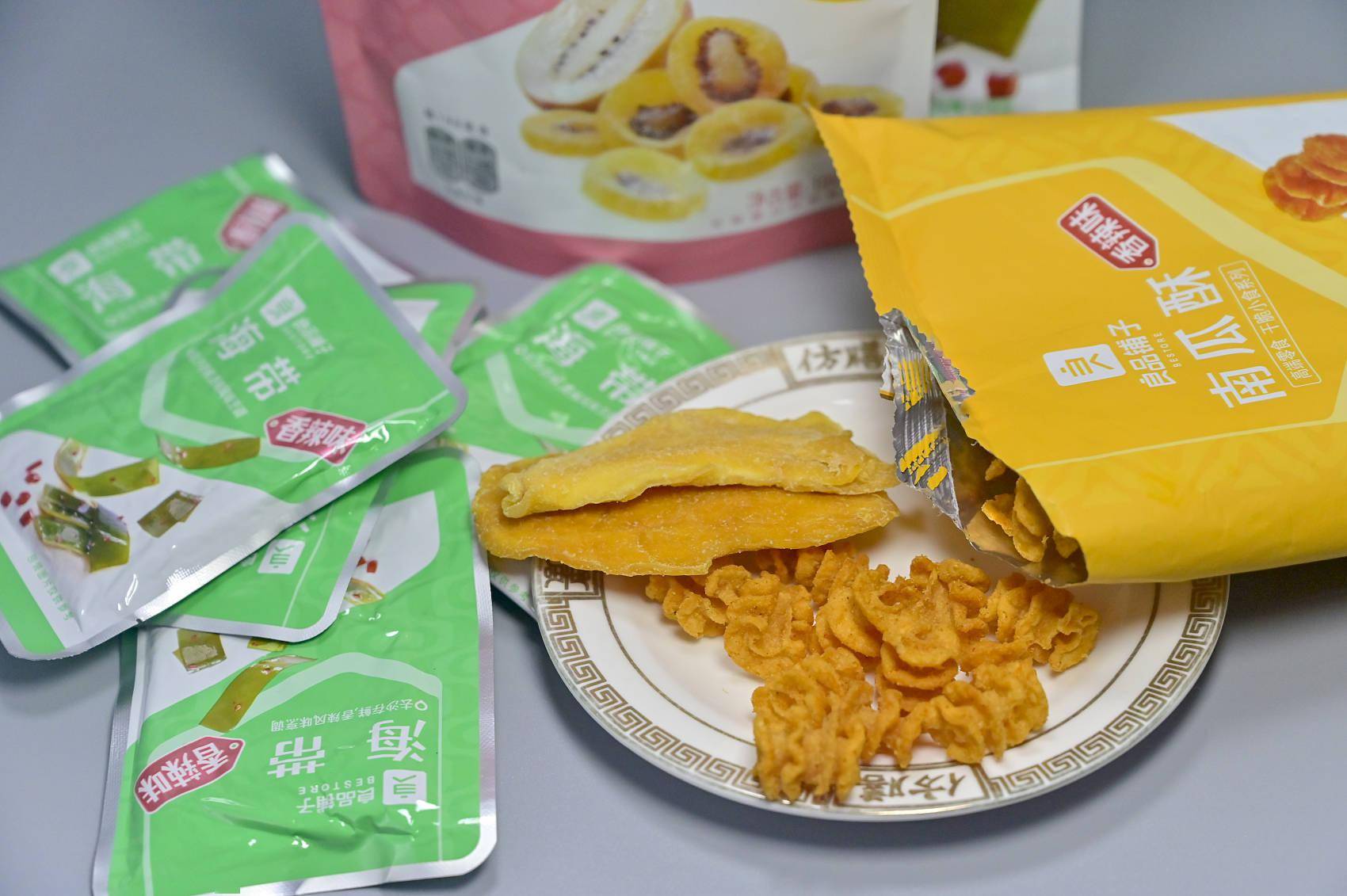 良品铺子定位“高端零食” 却曝吃出塑料、吃出