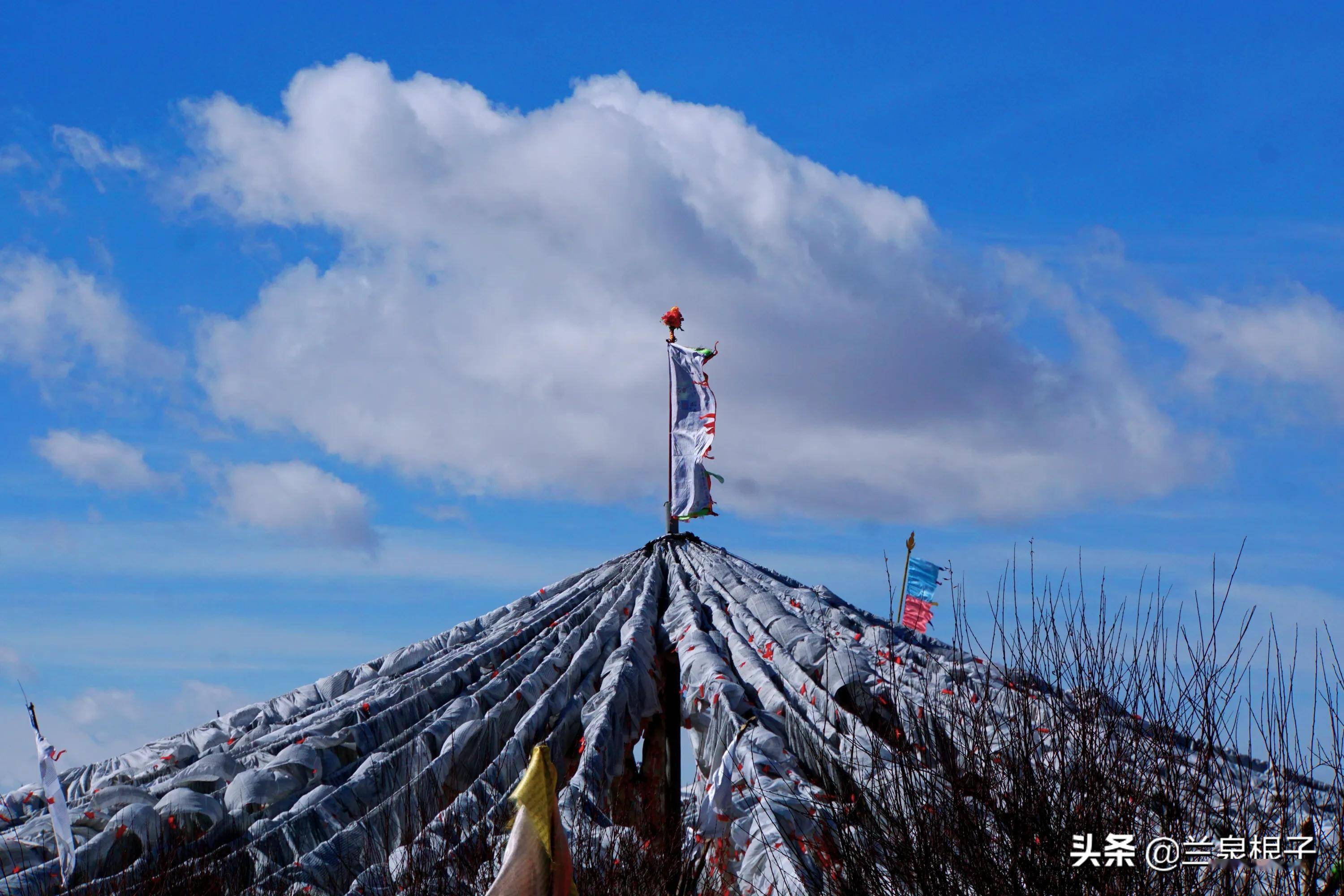 藍天下瓦切塔林五彩經幡雪域高原一道獨特的風景