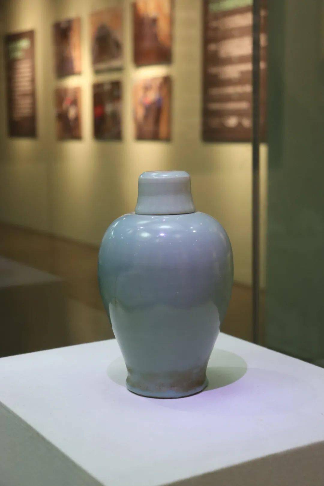 从左至右依次为:花觚(竹口窑·明代),兽足八卦炉(竹口窑·明代)