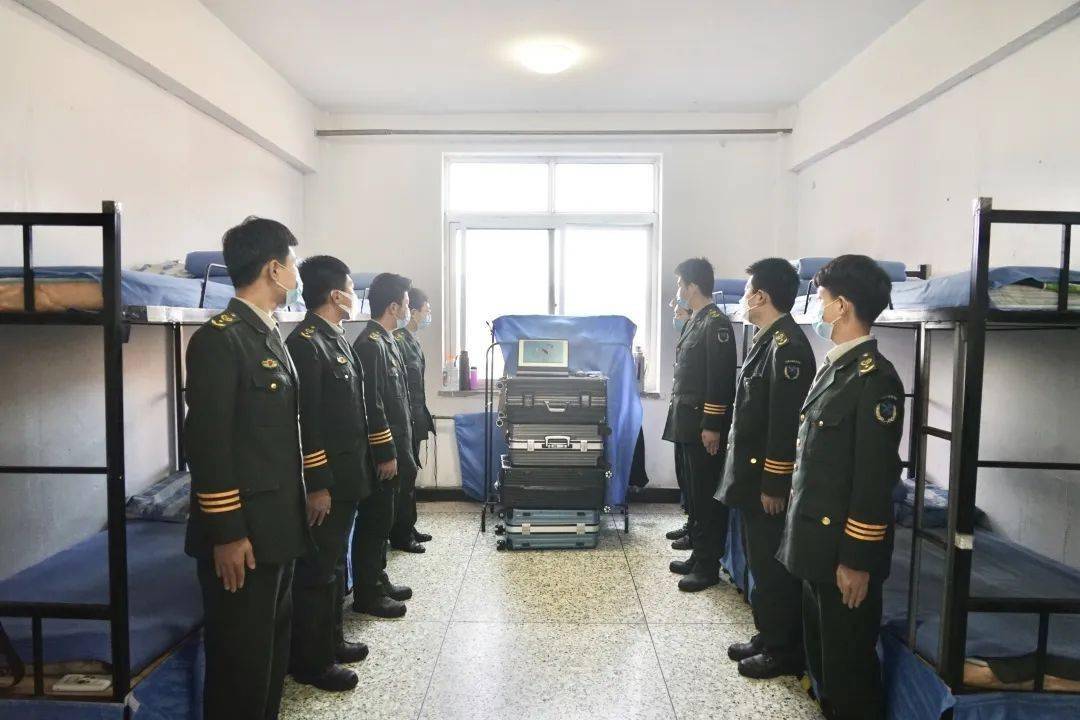 相聚云端,同心抗疫,红色传承——我校举行“云升旗仪式”