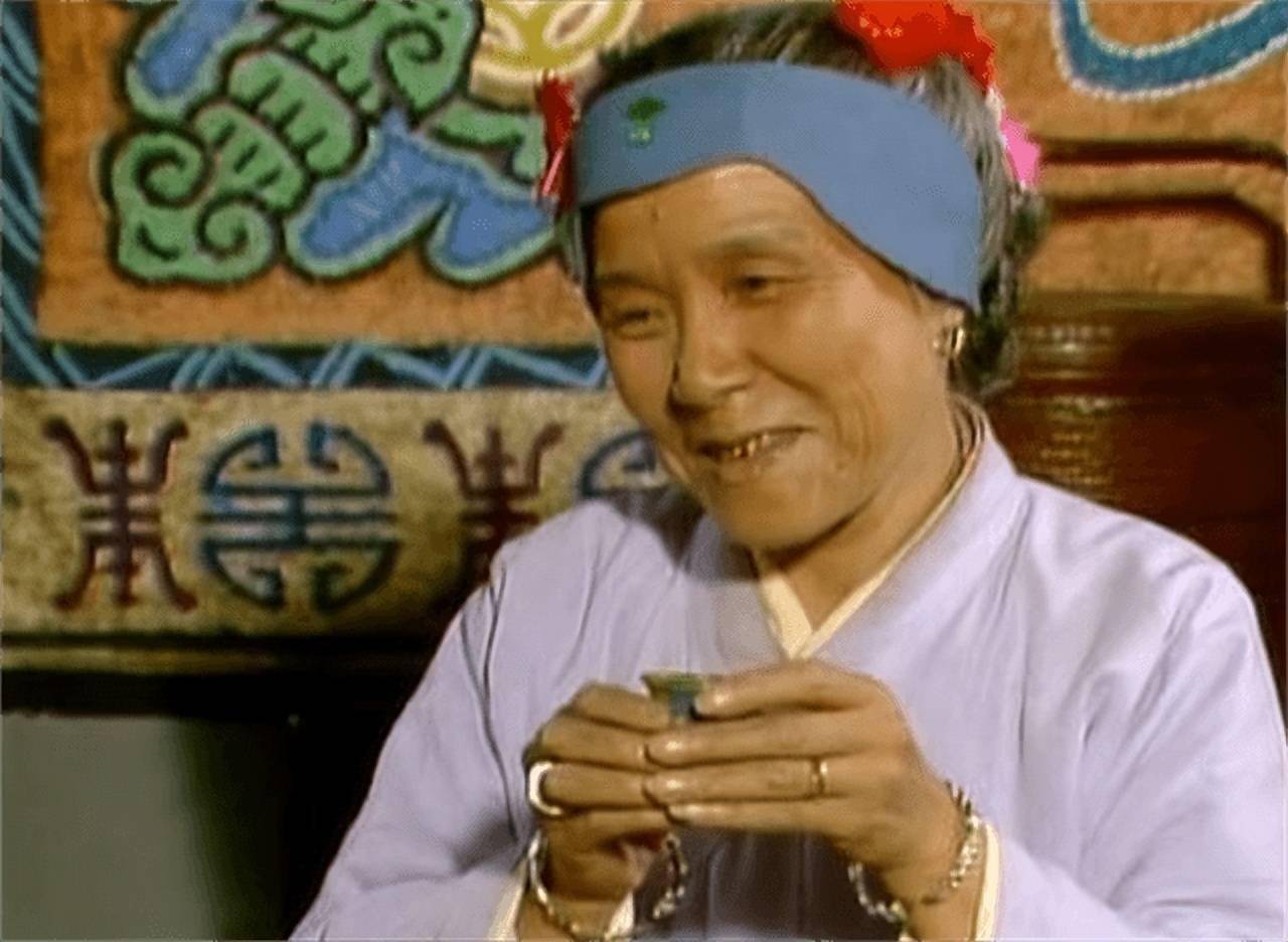 贾母喝剩的半杯茶,给刘姥姥品尝,75岁的她一饮而尽,喝出了尊严