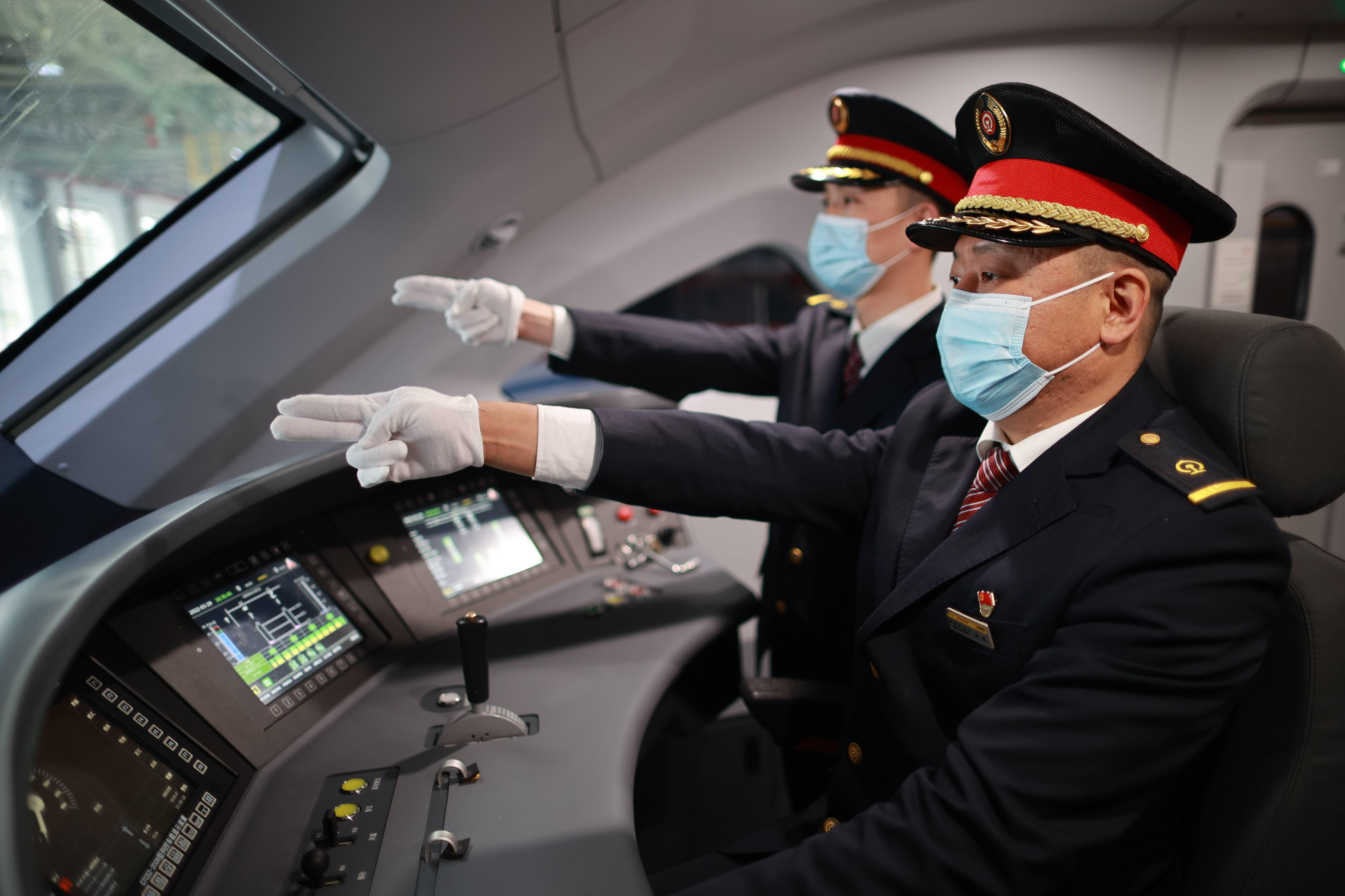 贵阳环城铁路首发班组亮相_新华社_工作_列车