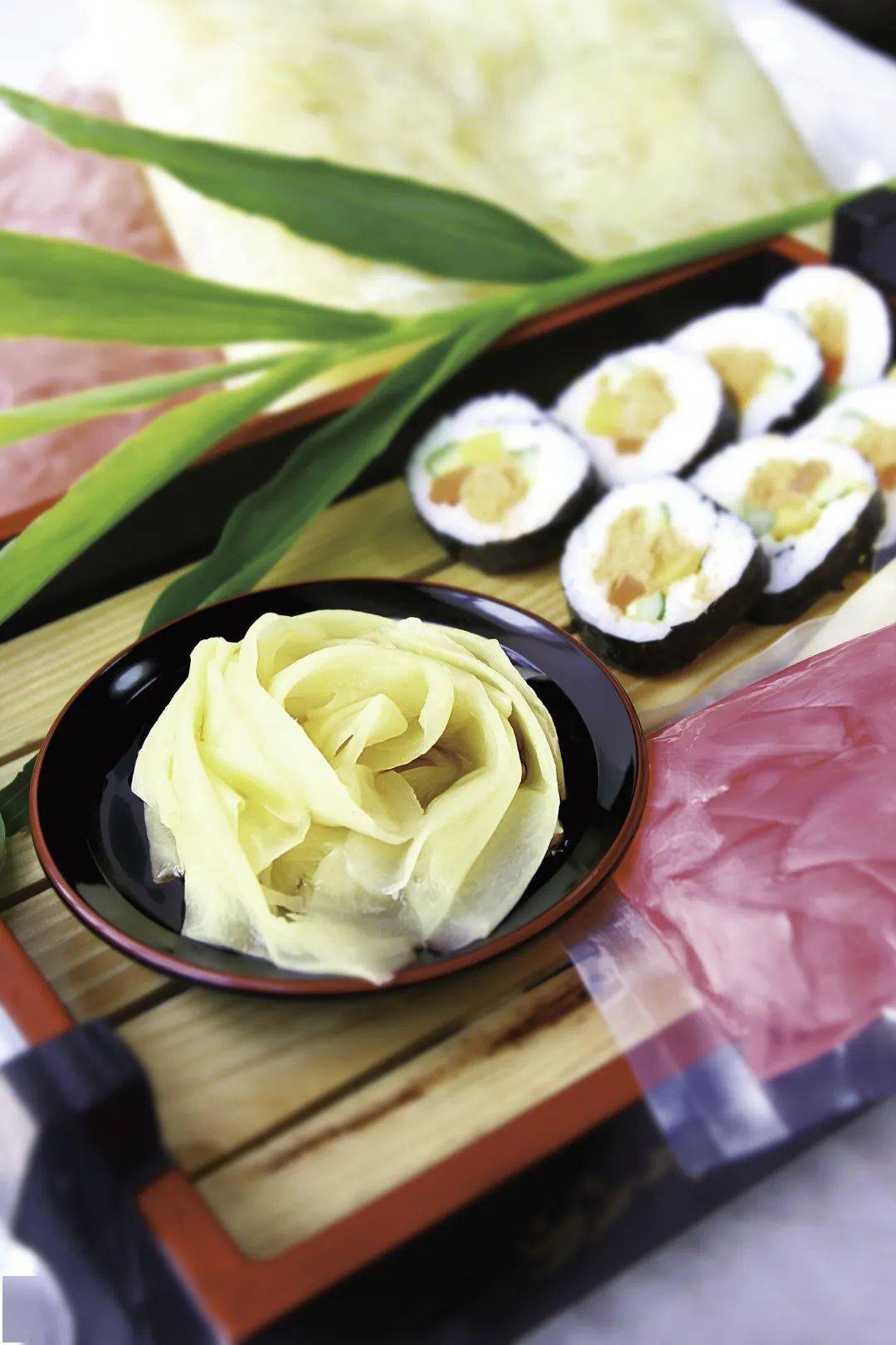 腌渍姜片又叫寿司姜片,一般在料理店作为配菜,颜色以红色和原色为主