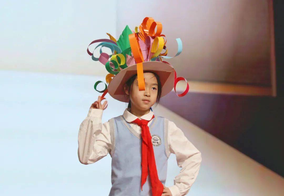 四年级2班帽子秀这是一个充满创意的舞台一个洒满欢乐与自信的舞台