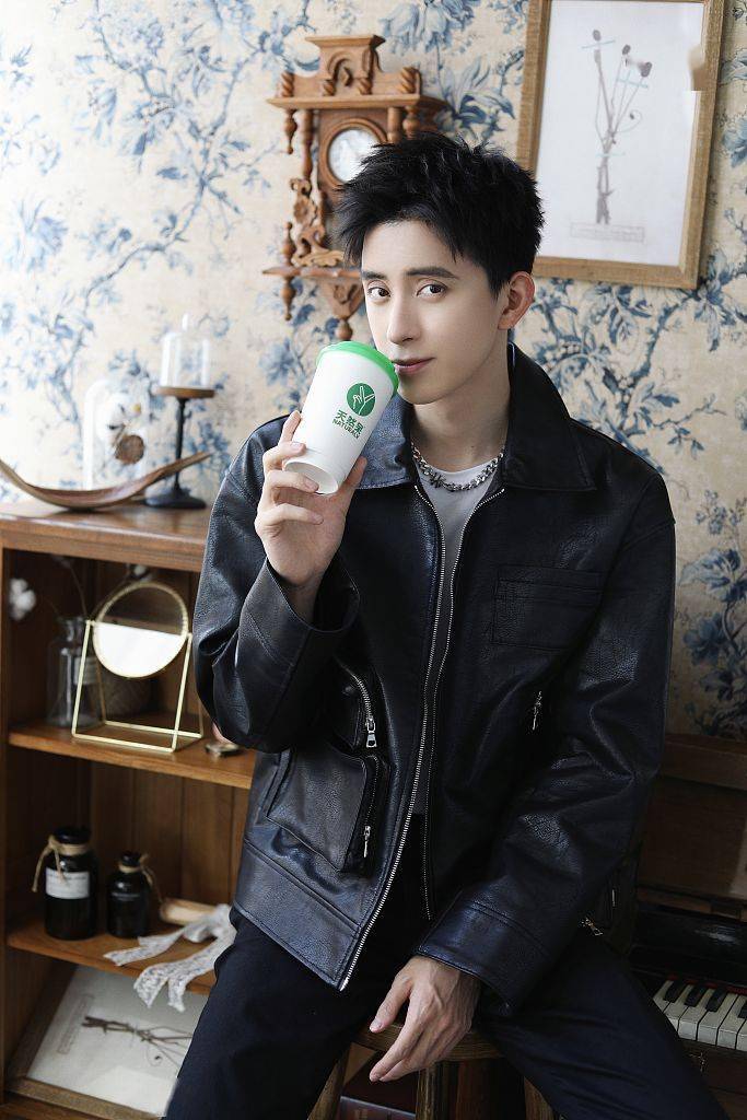 嘉尚青年演员敖瑞鹏发布帅气皮衣写真 颜值优越让人舔
