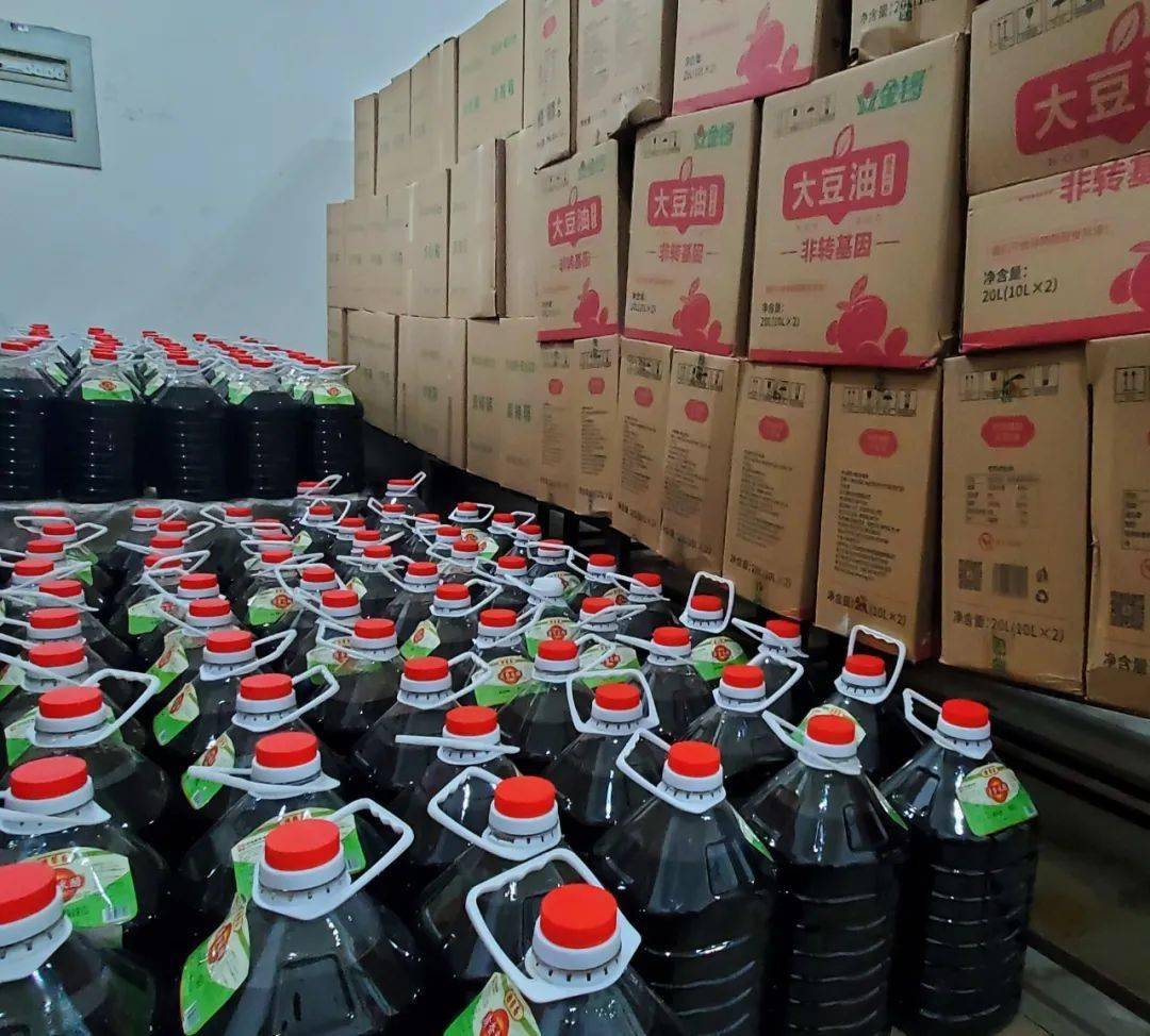 的存货让小雅倍感震撼在工作人员带领下进入仓库小雅首先来到了餐厅