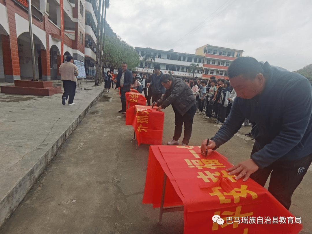 龙田初级中学开展"珍爱生命,预防溺水"主题安全承诺签名教育活动_钟防