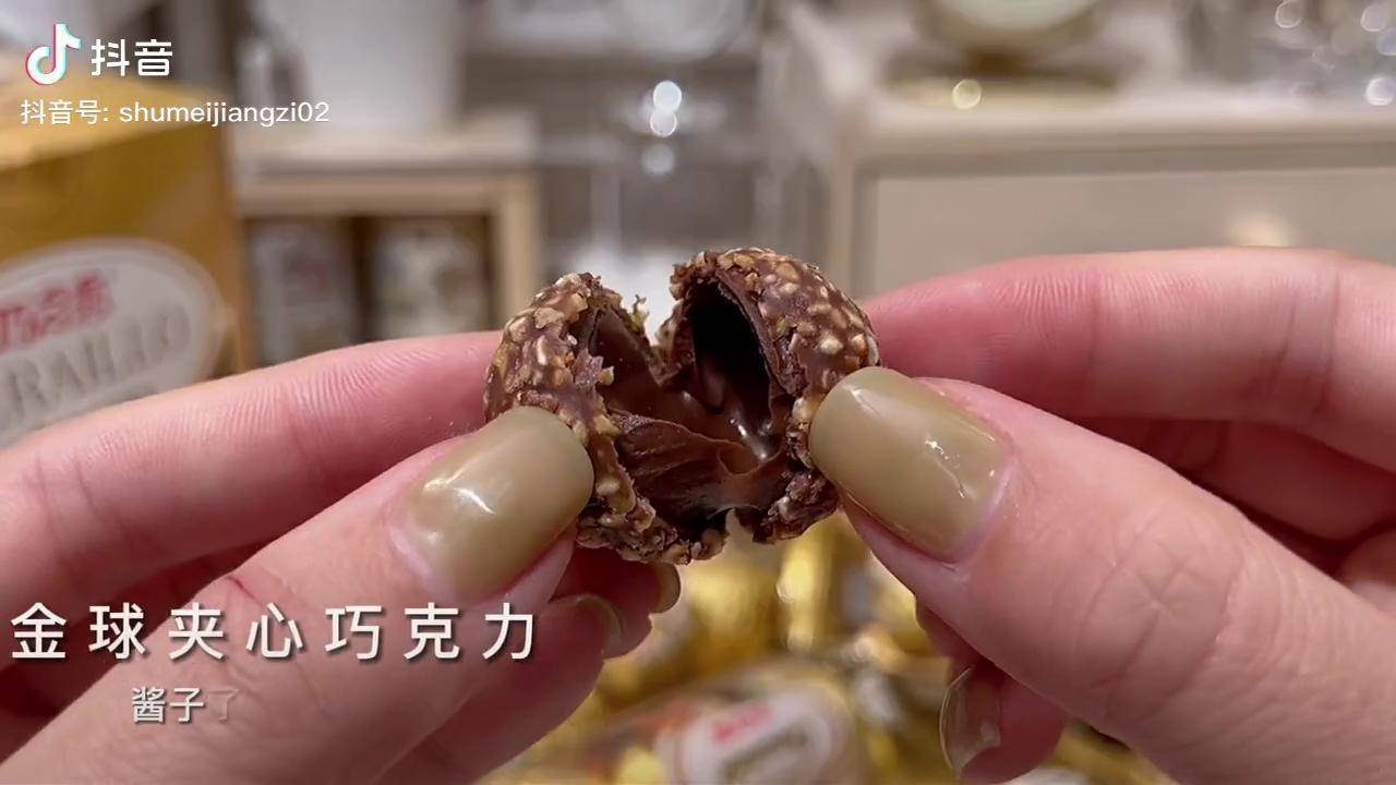 一口爆浆的巧克力夹心球不得不爱巧克力不得不爱追剧小零食