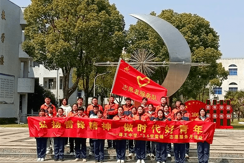 翠岗中学"小桔灯"志愿者团队来到耀阳国际老年公寓,看望抗美援朝老