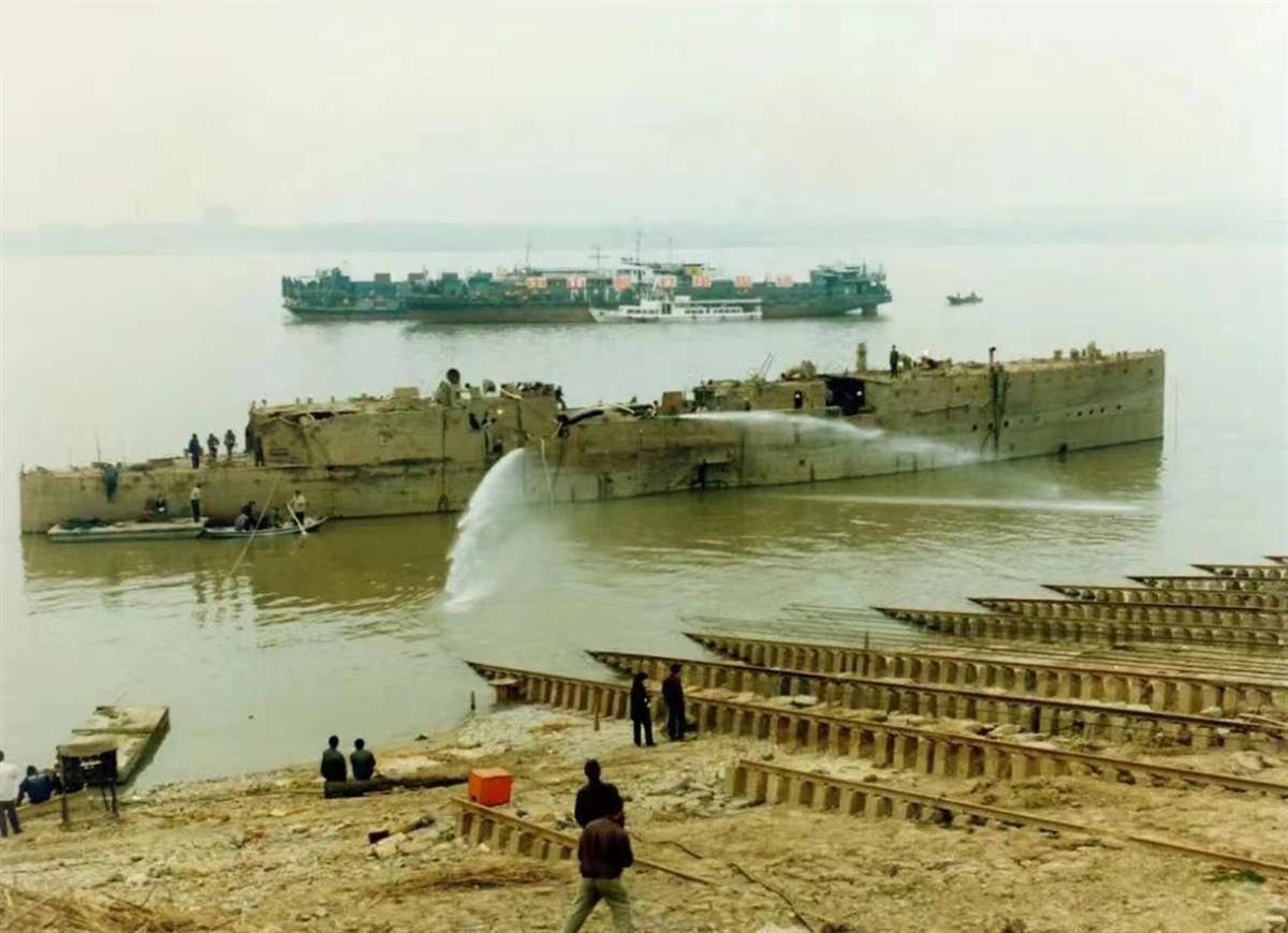 中山舰打捞工作/资料图在3月25日的中山舰博物馆"名舰云课堂",曾揭开