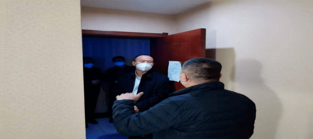 市纪委书记颜廷民看望消杀组人员晚上20点30分,在发放第二天所需物资