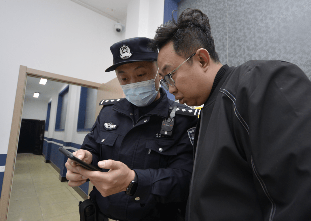 今天我偷偷看了警察叔叔的手机