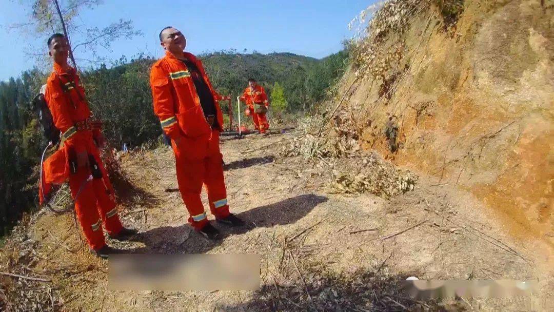 抓抓抓五华这几名男子放火烧山