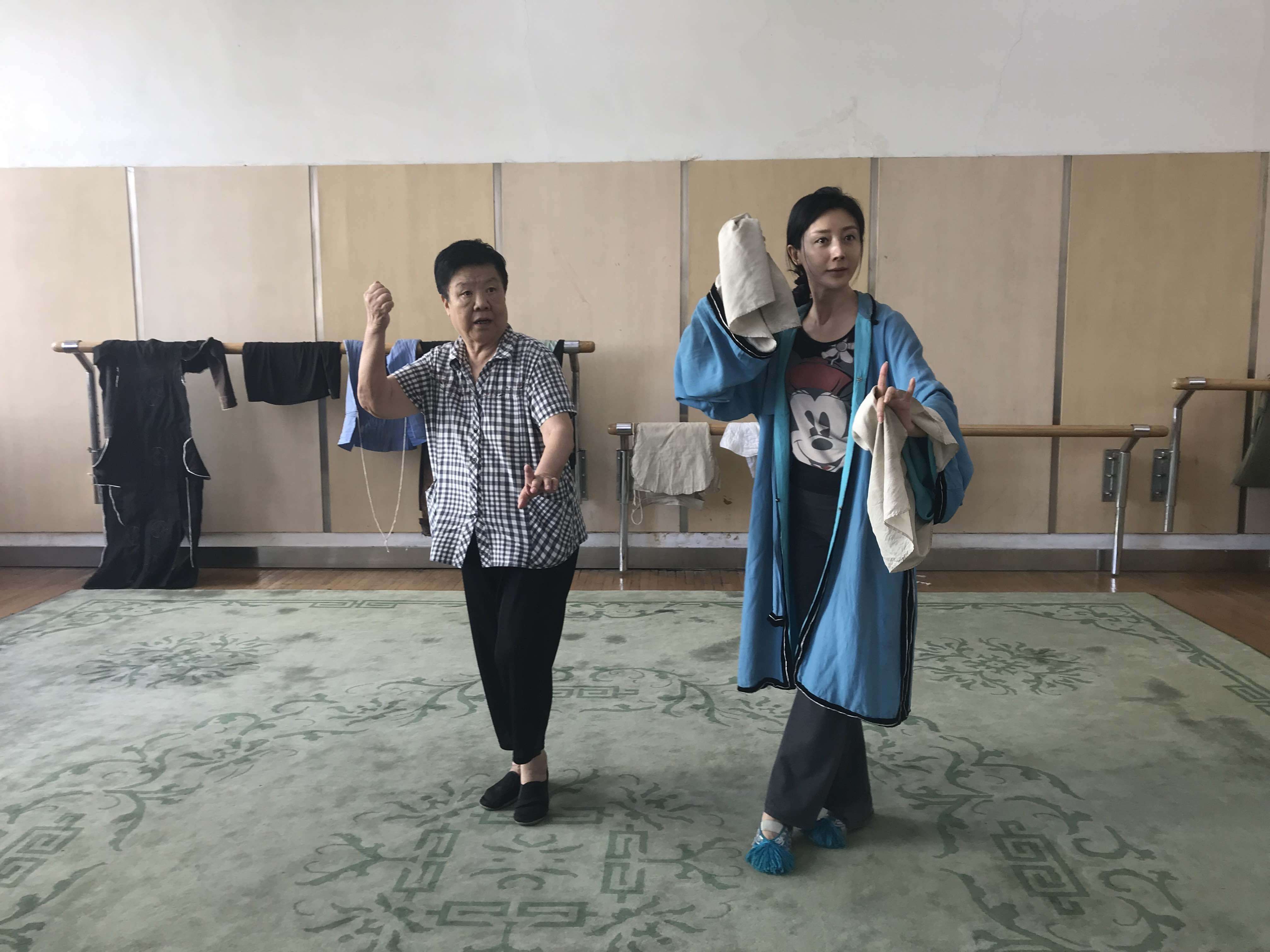 中,郭玮凭借一折《荒山泪·夜织》获得了一等奖,得到了李慧芳,谭元寿