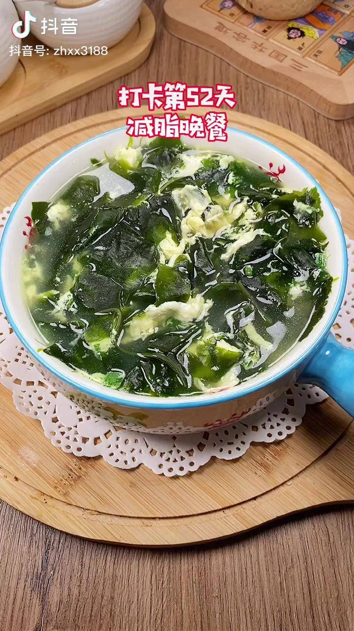 下午直播吃了个粘豆包晚上吃点裙带菜鸡蛋汤结果呢柚子爸爸带回来我最