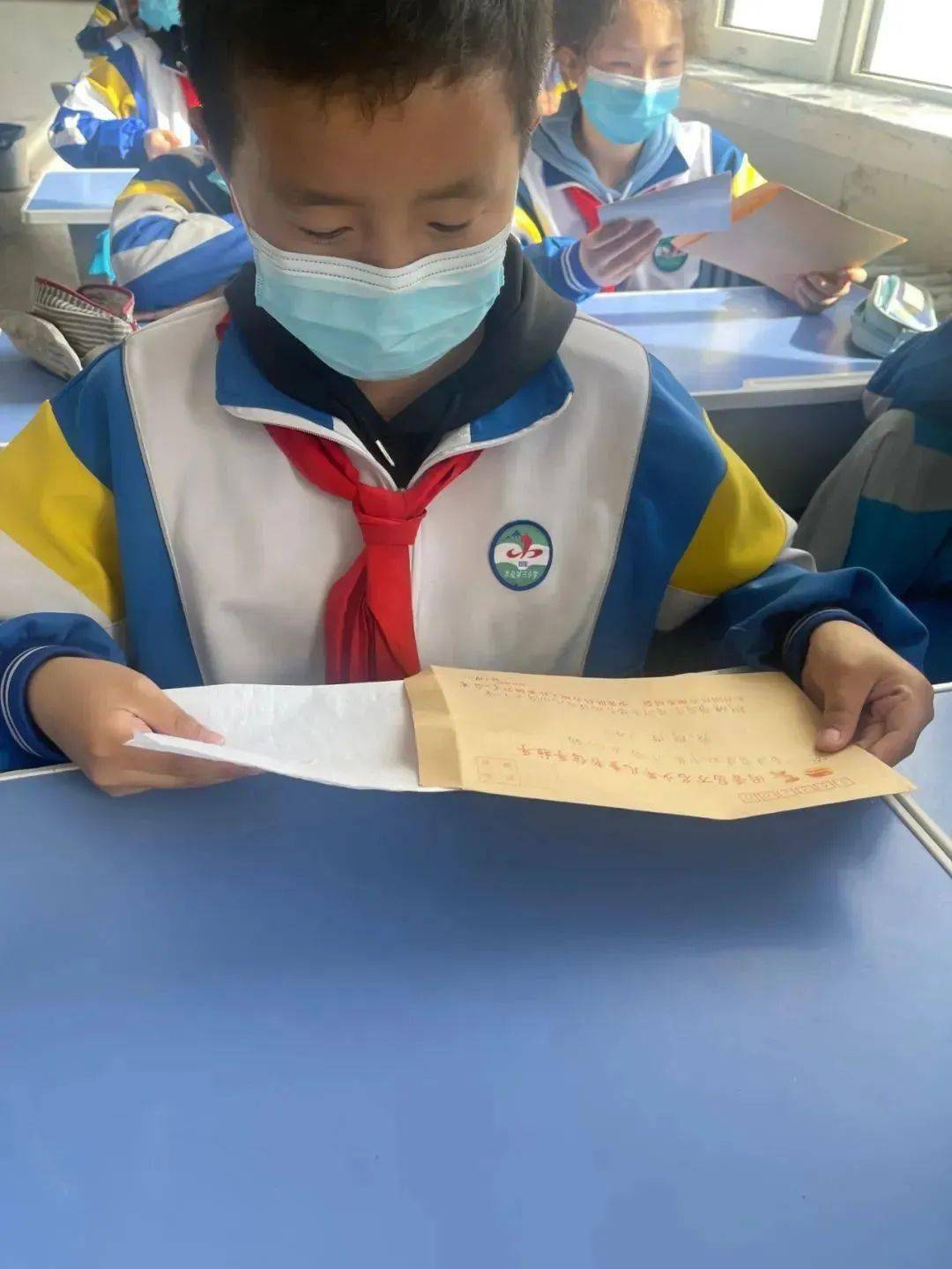 木垒县第三小学少先队员们书写信件跨越千里,建瓯市第一小学的少先