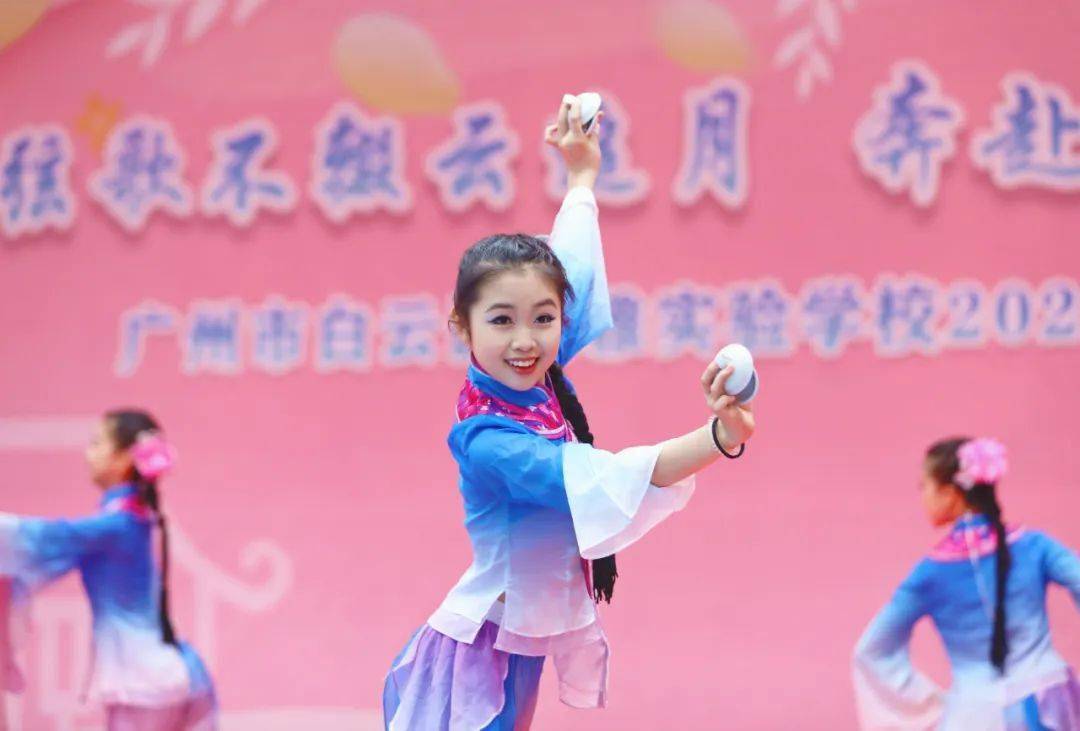 杯子敲击的节奏伴着茶歌质朴热情的旋律,那是勤劳美丽的客家姑娘热情