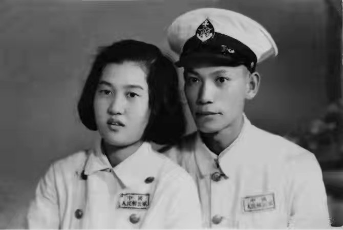 已经集齐了陆海空三军外祖父的兄弟里有支前牺牲的烈士他的家族里有隐