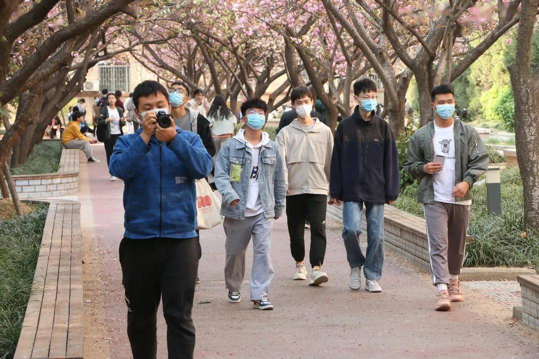下来让烟小编带大家走近总是能遇到戴口罩的一群人走在农大校园的路上