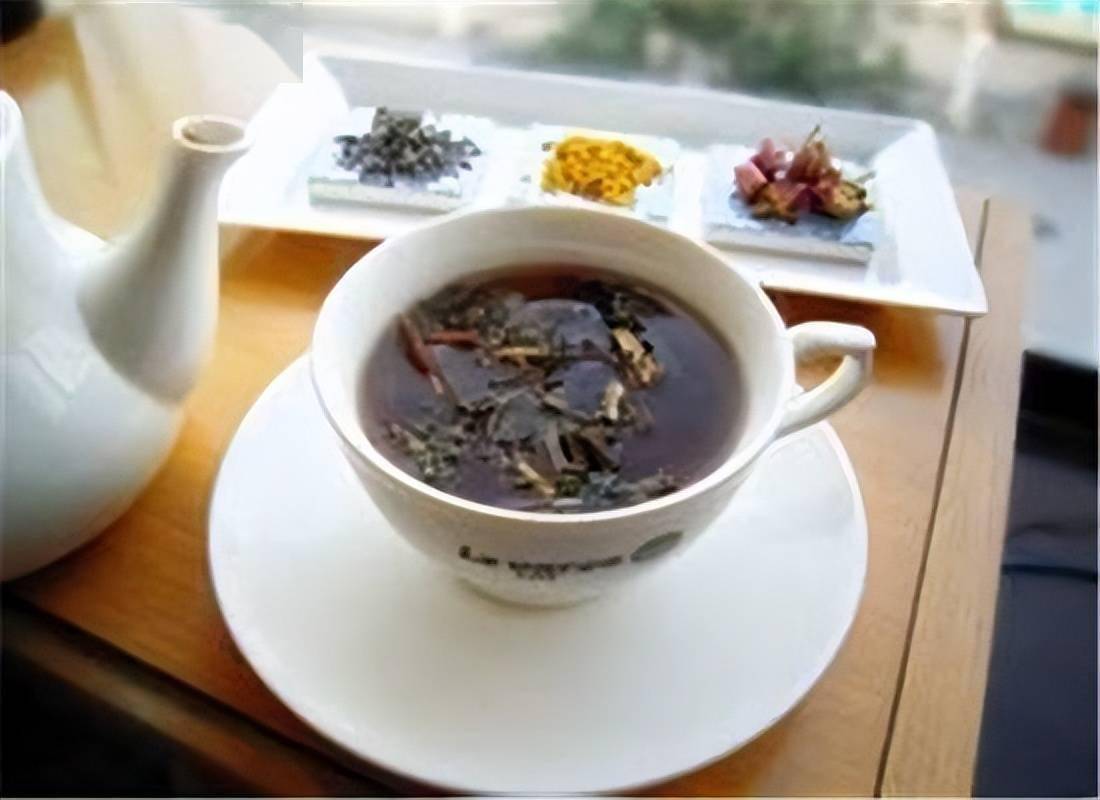 这个时候就可以在水里加入一些紫苏茶,或许能够提升白开水的口感,提高