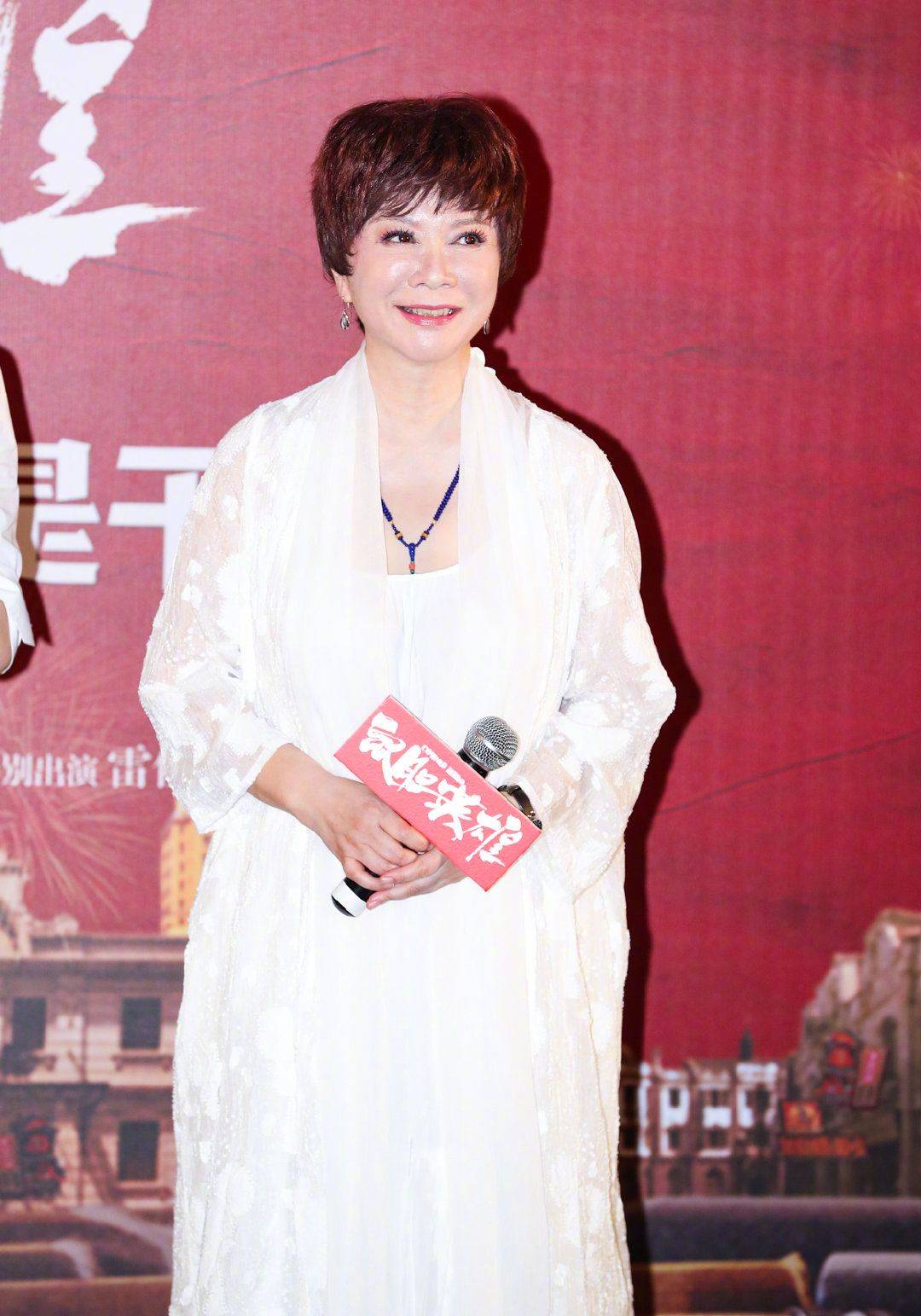 原创蔡明终于不扮嫩但是脸看起来太僵简直像个老妖精