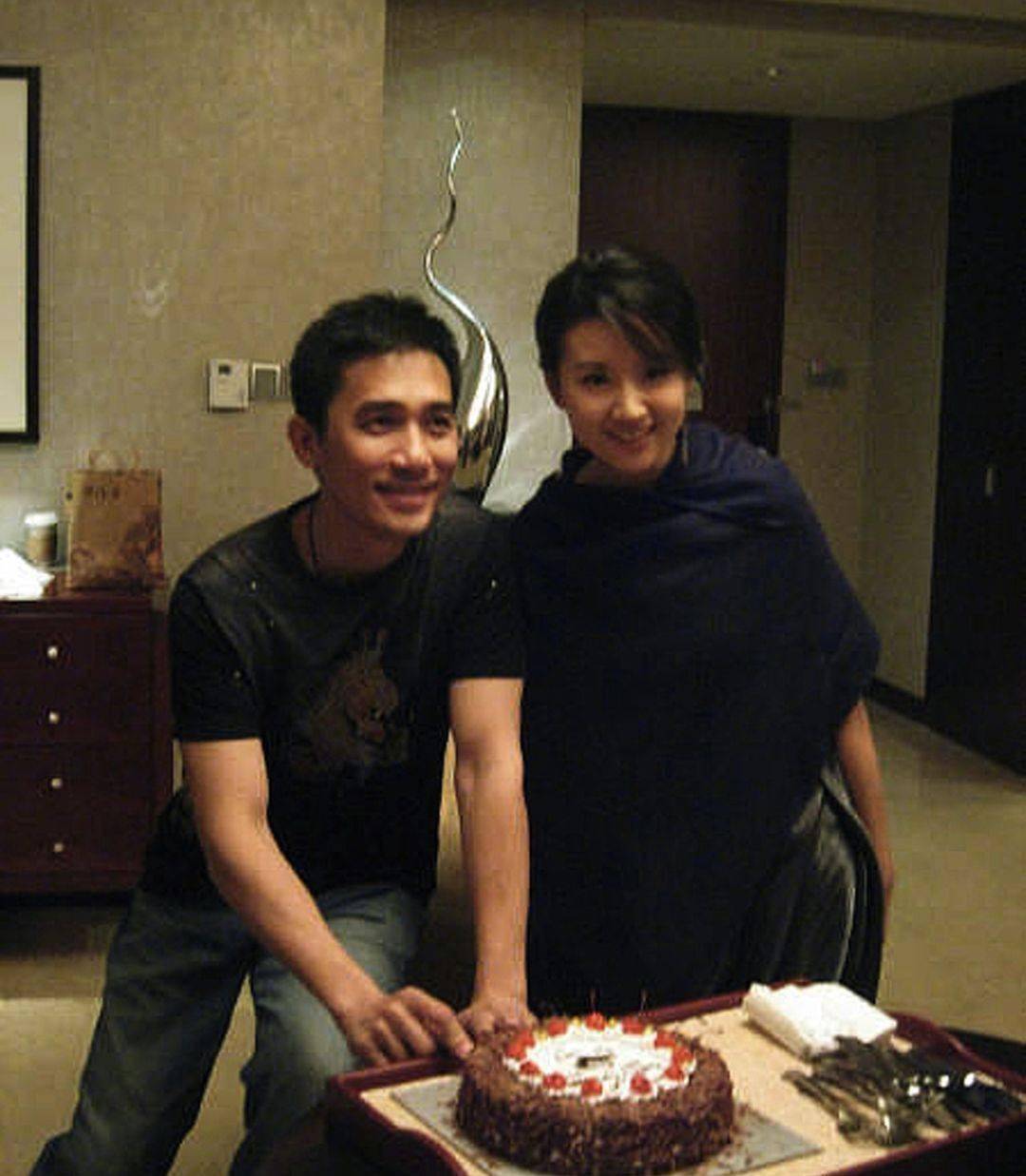 夫妻俩早就各玩各的?_梁朝伟_刘嘉玲_曾华倩