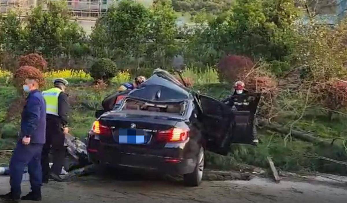 宁波象山县消防救援大队接到报警:茅洋乡乌石峧村发生车祸