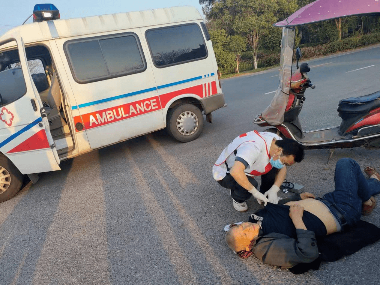 車的老人發生碰撞,遊客第一時間撥打景區紅十字救護站電話進行求助