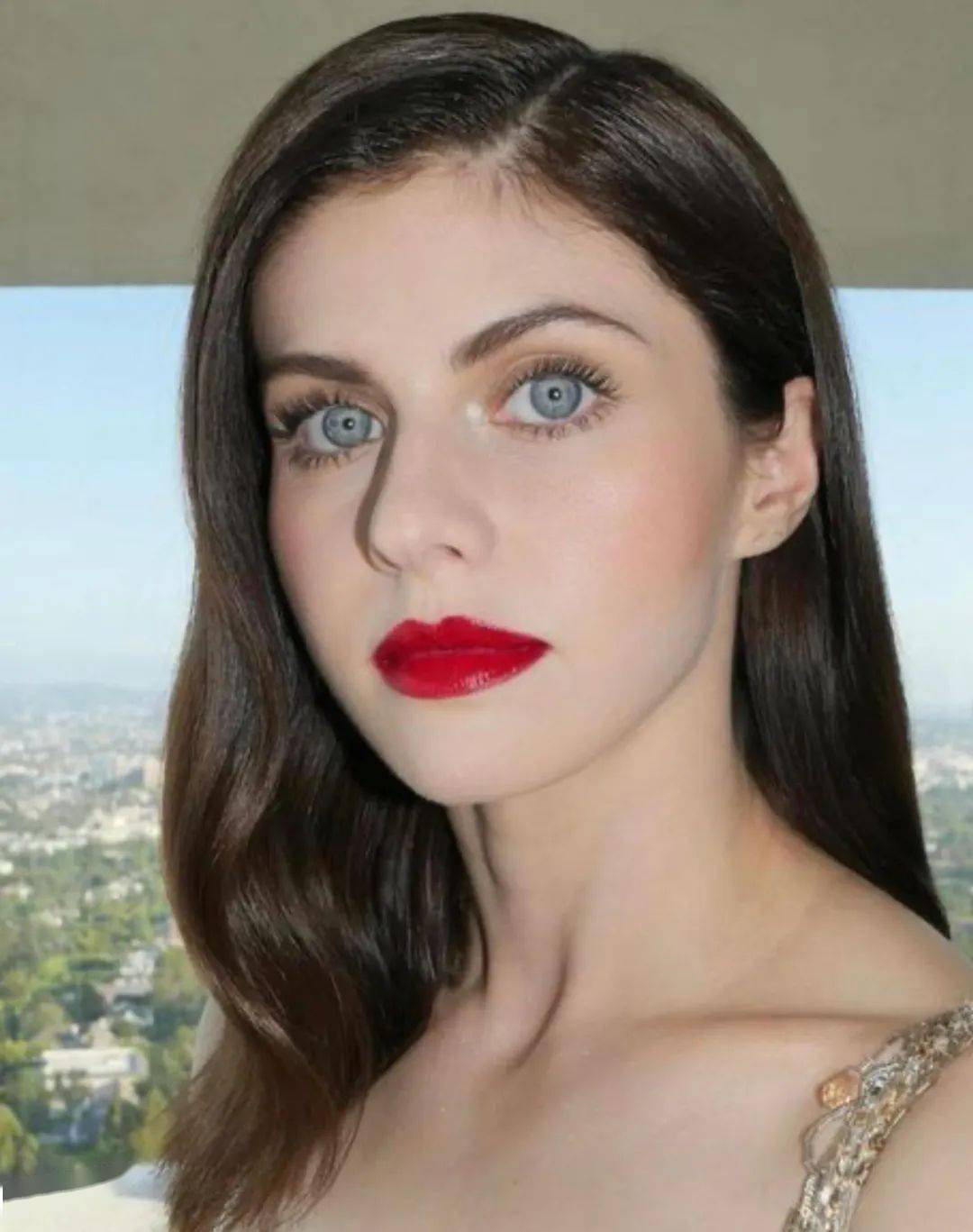 很多人曾以为达达里奥戴了美瞳,因为她的眼眸实在太美了,不像纯天然的