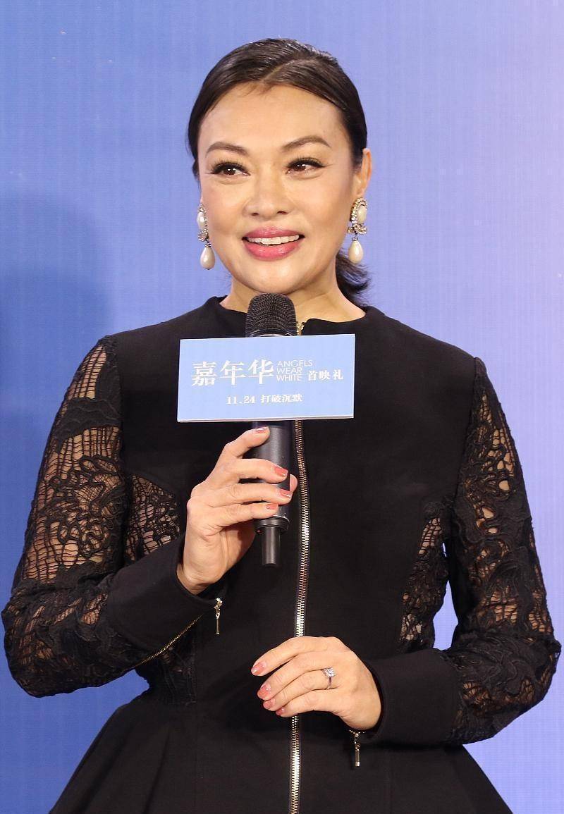 史可真不愧能和巩俐齐名蕾丝上衣配阔腿裤身材丰满但气势真足