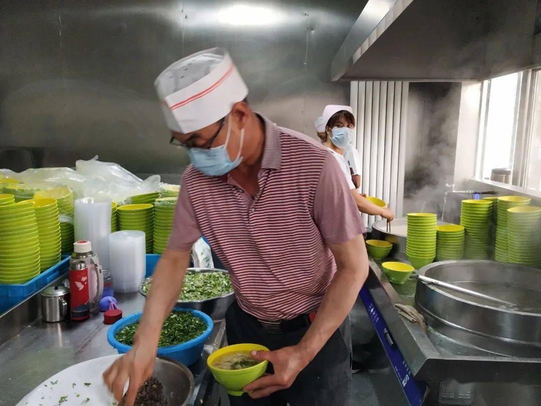 也因此,臧新宏说:红雷拉面历经40年的屹立,已成为银川市尤其是西夏区