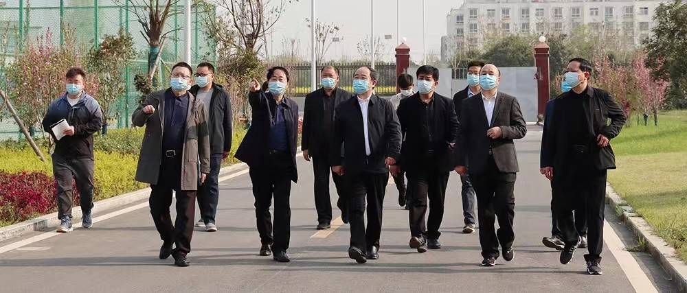 内乡县委书记县长张智广莅临菊潭高中视导疫情防控工作
