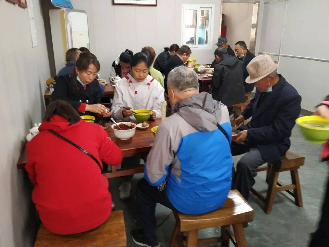 銀川最魔性的紅雷老王清湯牛肉麵今天開業40週年去吃麵的顧客排成了長