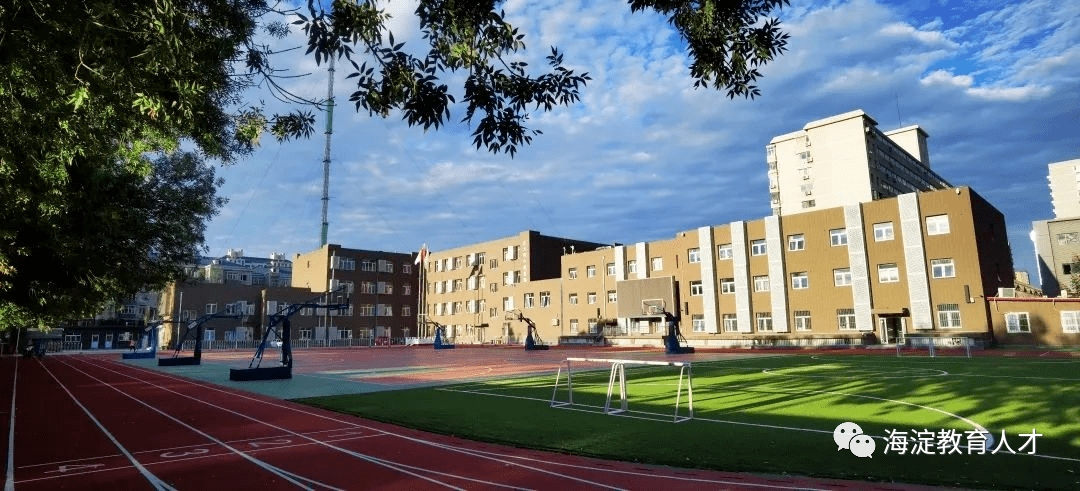 2019年10月,北医附中异地搬迁到健德门外牡丹园东街2号办学,学校建筑