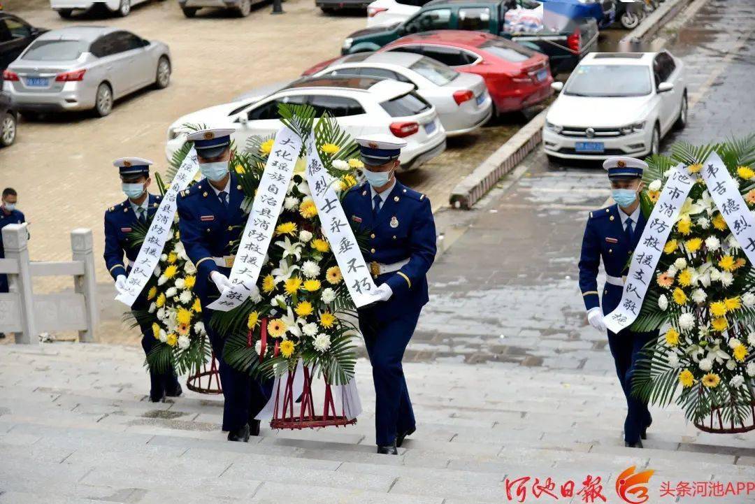 都安縣幹部群眾緬懷救火英雄韋吉德_烈士陵園_救援_離開