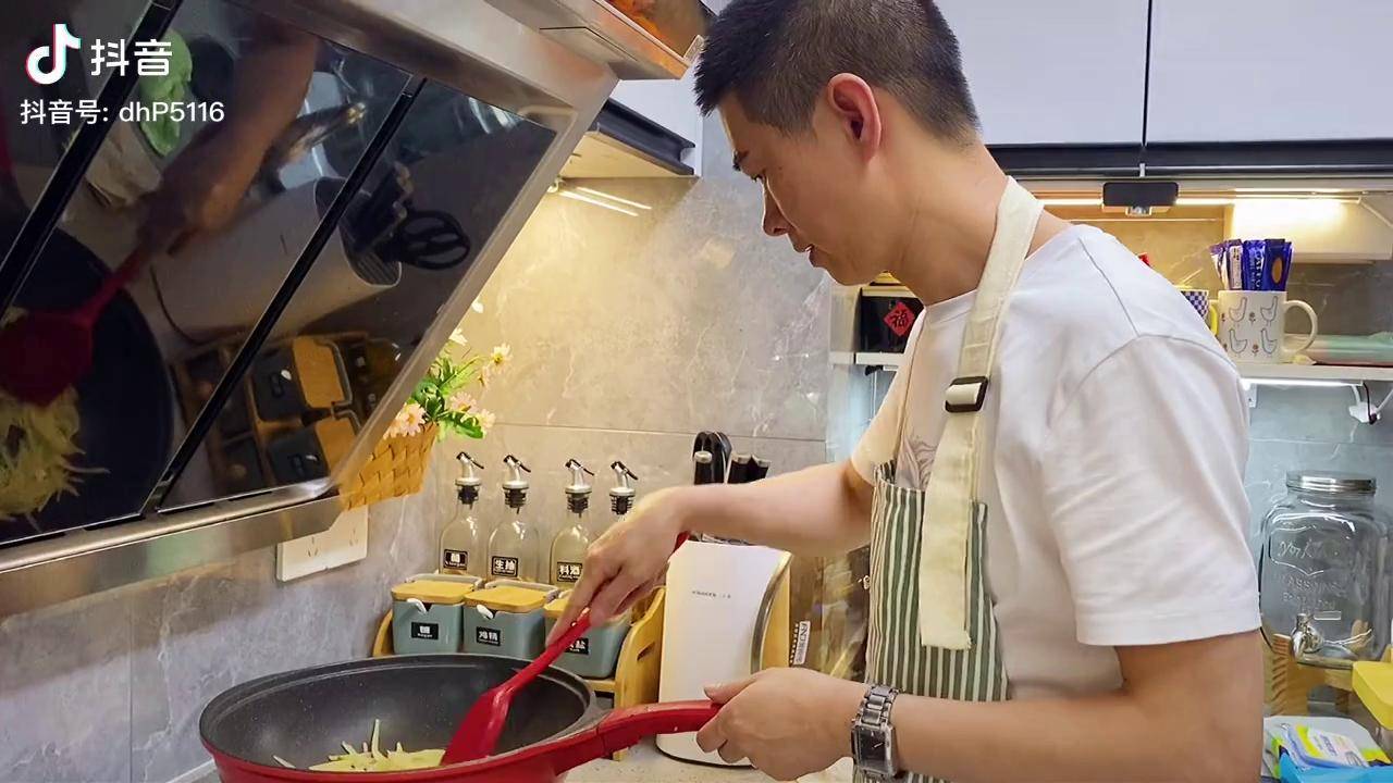 这个男保姆不但厨艺好为人也善良关键还愿意干上一辈子人挺好宝爸宝妈