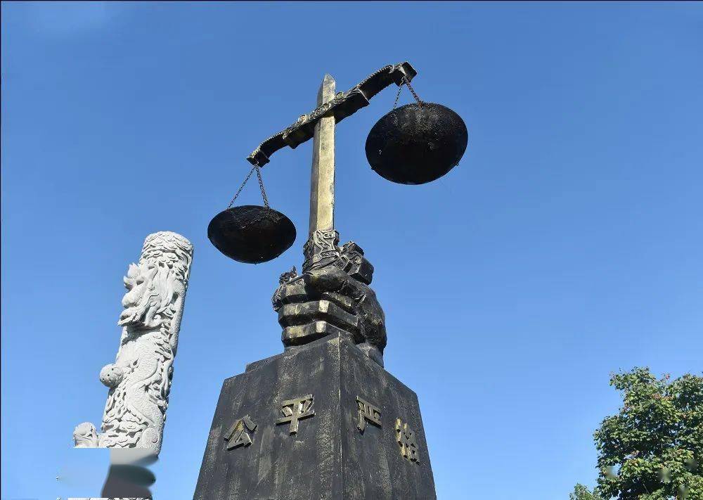 关注云游您身边的法治文化阵地红日大桥法治文化广场