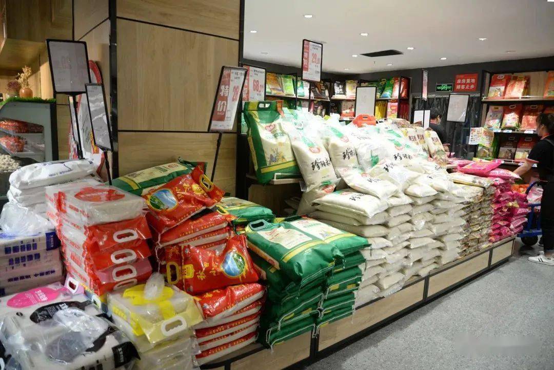 货架上,水果,蔬菜,蛋奶,肉类,米面粮油等物资应有尽有,不时还有工作