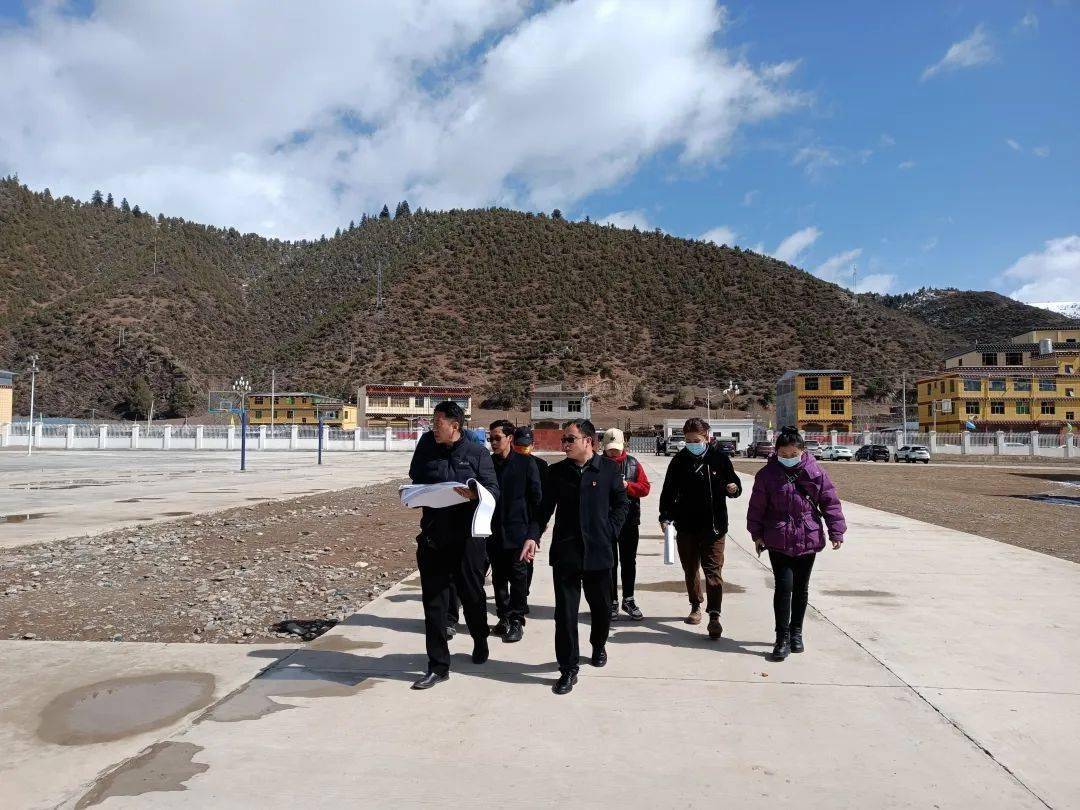 昌都市教育局副局长西绕多吉赴类乌齐县实地考察第二初级中学选址事宜