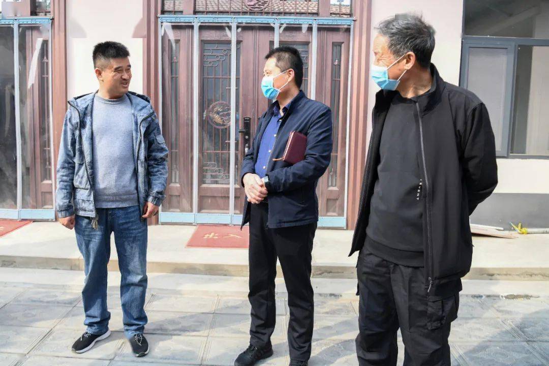 王洪涛走访一企两店三户联系对象