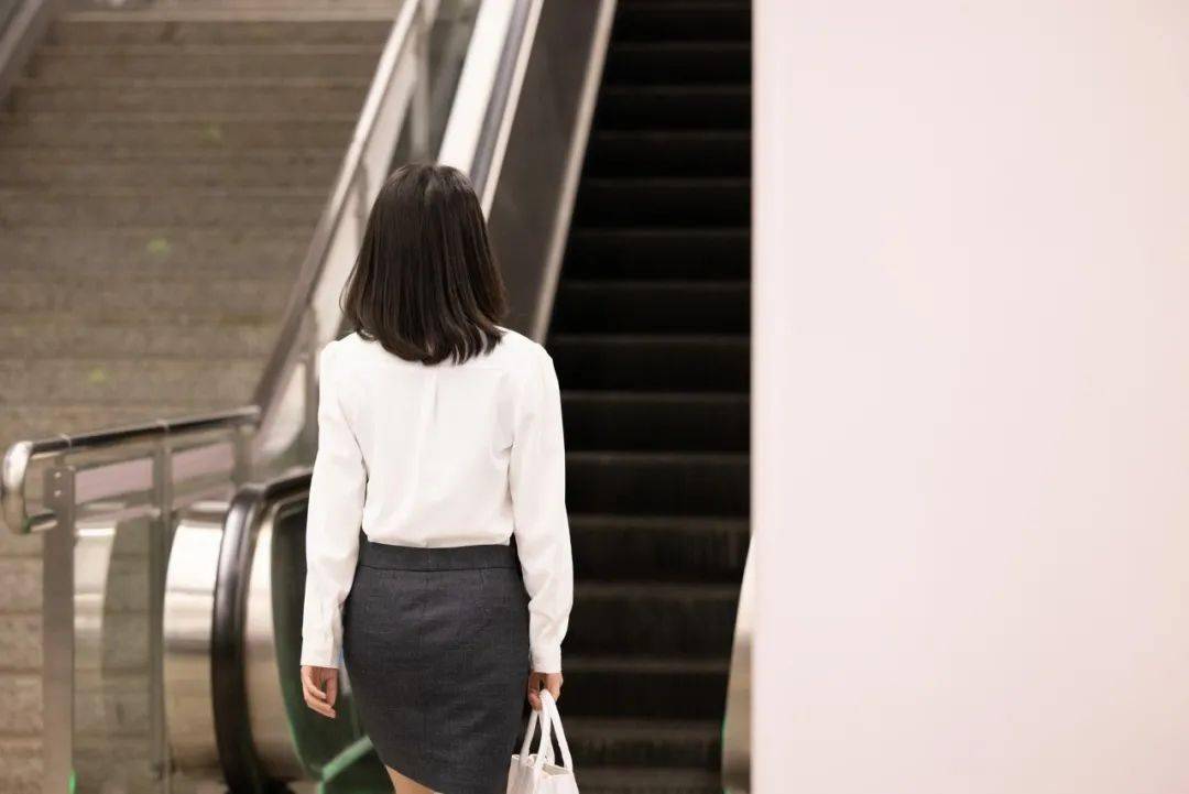 刘强东最牛女助理悄然走红颜值不输奶茶妹妹30岁出头名下公司427家