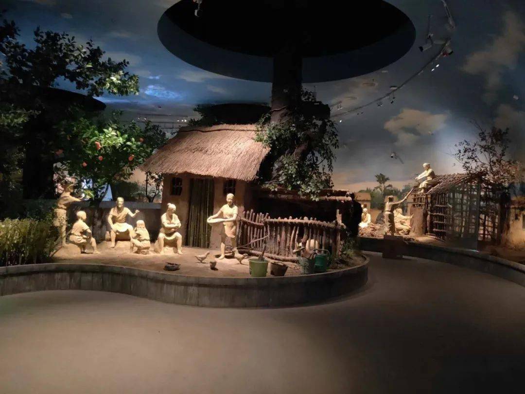 屈家岭遗址博物馆外景从武汉出发,可走沪蓉高速,车程大约2个小时