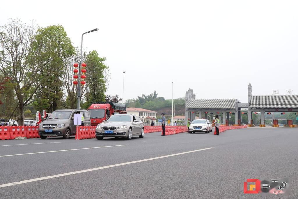 富顺县党员干部下基层参与疫情防控志愿服务