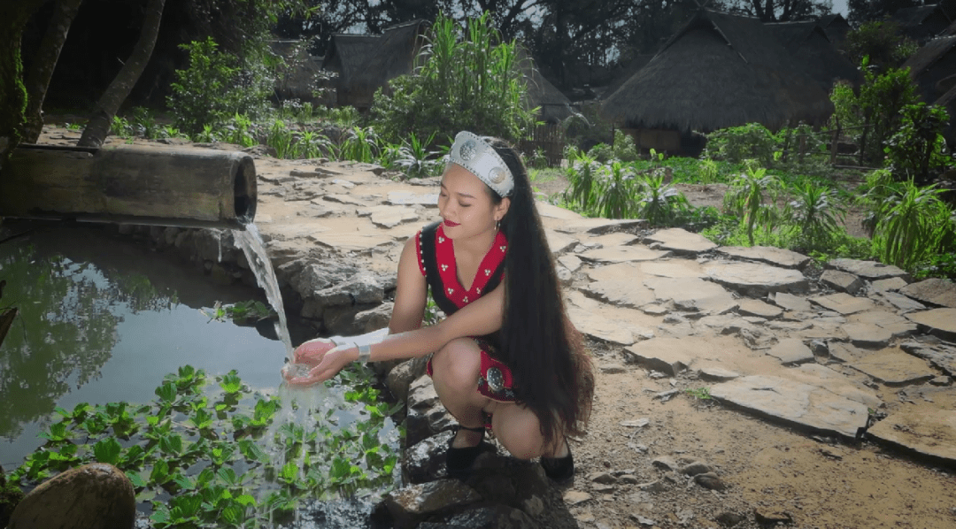 阿佤姑娘仿佛自原始苍莽中走出来的山间精灵敏捷灵动神秘且极富力量感