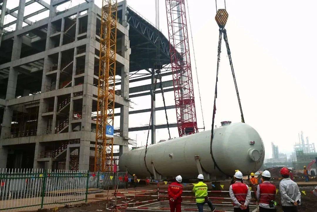 重庆电厂环保迁建项目1号机组除氧器顺利吊装拖运到位_监理_进行_精心